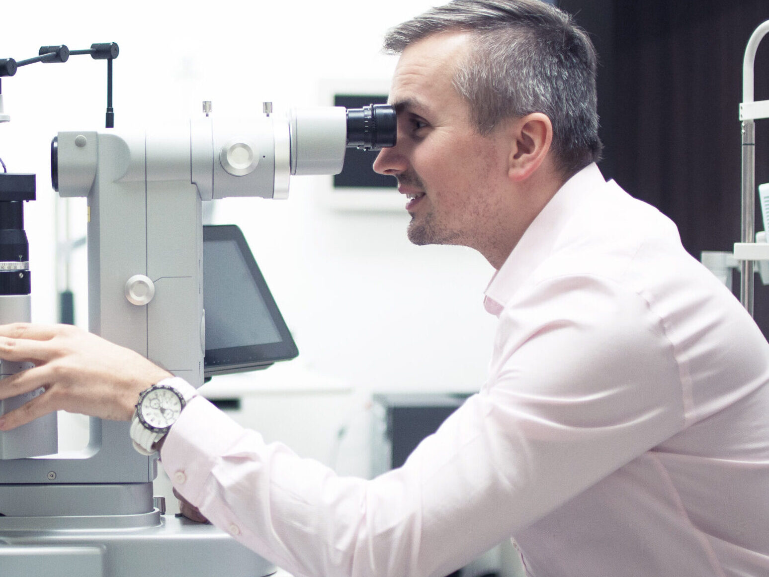 Planujesz wybrać się na regularną, profilaktyczną wizytę do okulisty? O czym powinieneś pamiętać?Na pytania odpowiedział lek. Konrad Kupidura- Majewski, specjalista chorób oczu.